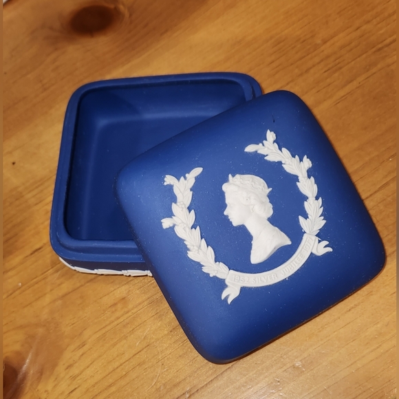 Silver Jubilee 1977 Blue Jasperware Square Wedgwood Lidded Box Queen Elizabeth I - Picture 2 of 9